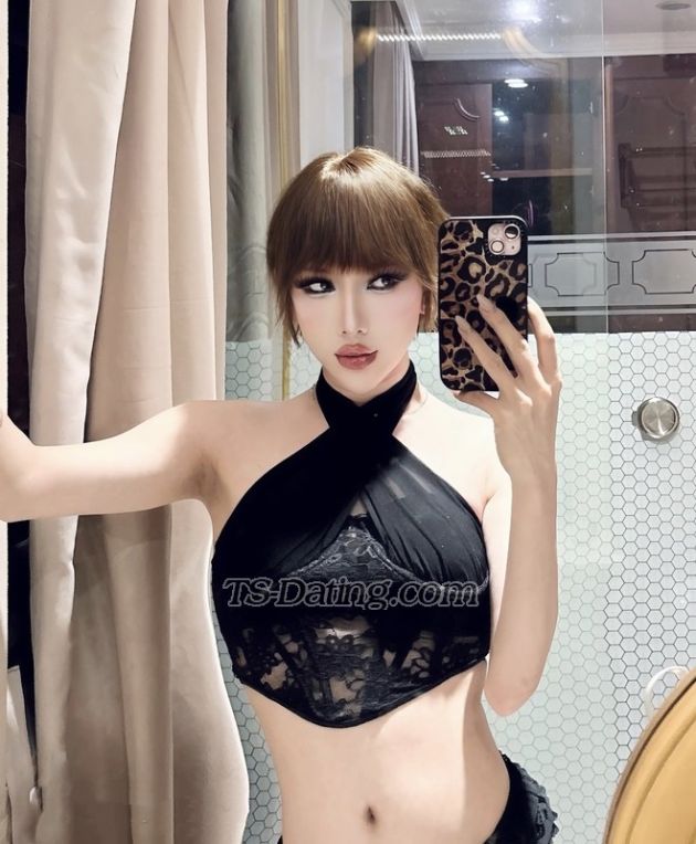 Emilia0402 - Transsexual (Pre-op)