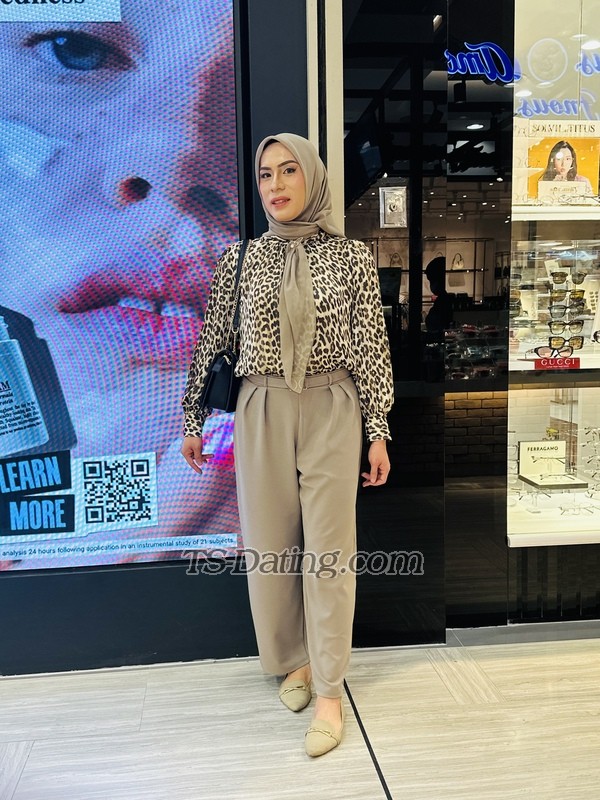 Niesa - Crossdresser